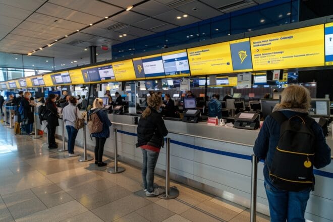 Illustration. Un comptoir Ryanair dans un aéroport.