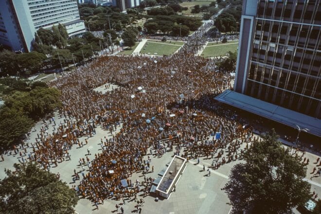 Illustration. Une manifestation dans une rue de Sao Paulo.