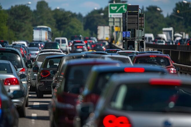 Illustration. Un trafic routier très chargé.