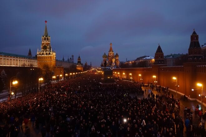 Illustration. La foule dans les rues de Moscou.