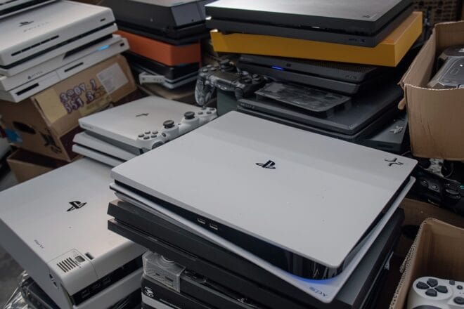 Illustration. Des Playstation invendues.