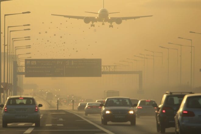 Illustration. La pollution atmosphérique due aux transports routier et aérien.