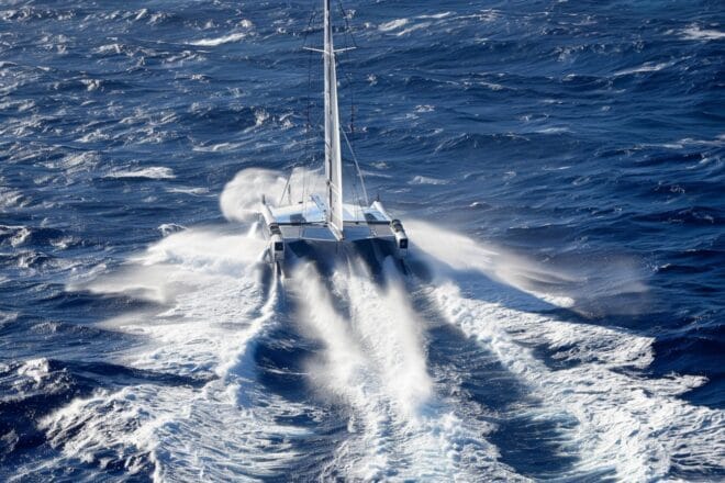 Illustration. Un trimaran fendant les eaux.