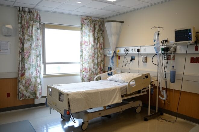 Illustration. Une chambre d'hôpital.