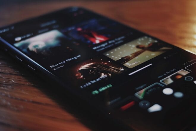 Illustration. Des clips musicaux sur un smartphone.