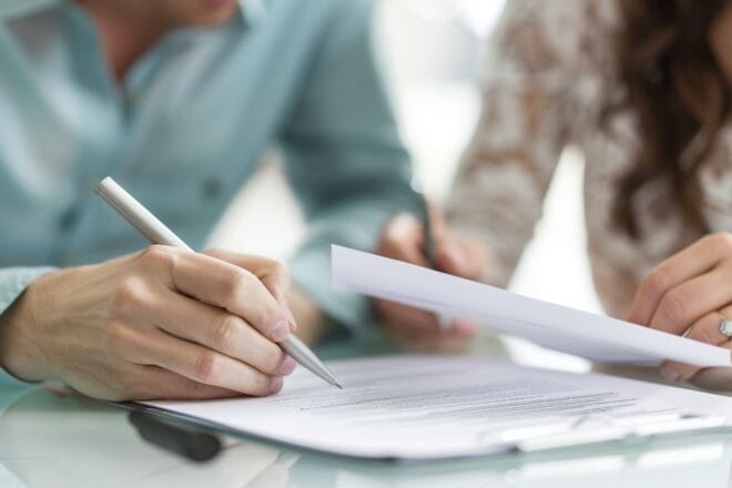 Illustration. La signature de documents.
