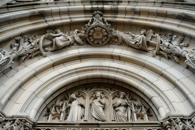 Illustration. Détail de la façade de la Haute Cour de justice de Londres.