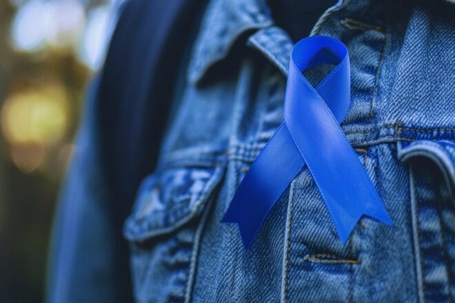 Le ruban bleu de la lutte contre le cancer colorectal.