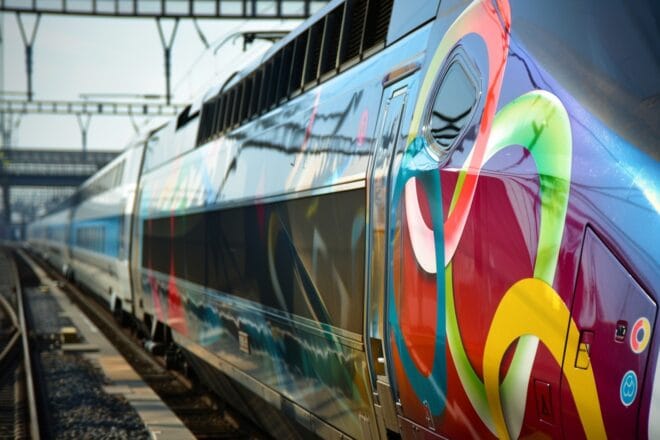 Illustration. Un train aux couleurs olympiques.