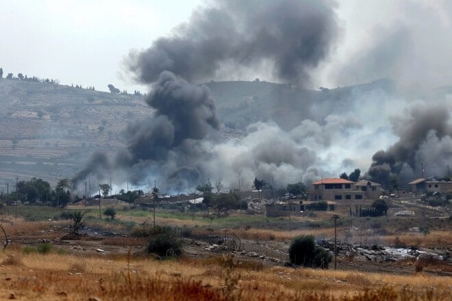 Illustration. De la fumée s'élevant à la frontière israélo-libanaise.