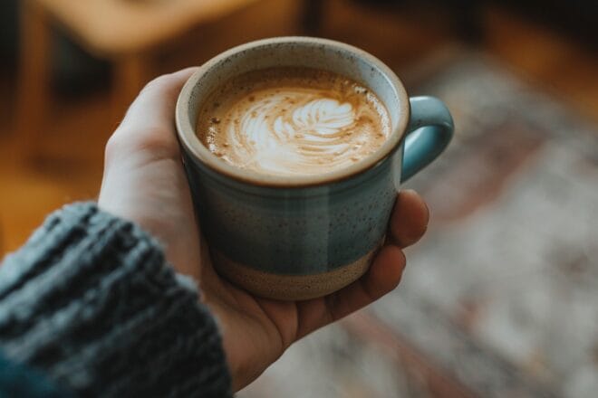 Illustration. Une personne gauchère.