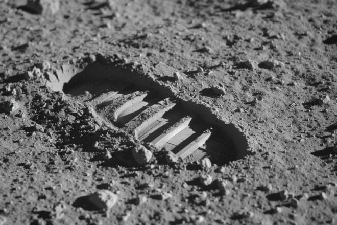 Illustration. Une empreinte de pas sur le sol lunaire.