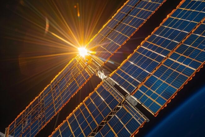 Illustration. panneaux solaires de la station spatiale internationale.