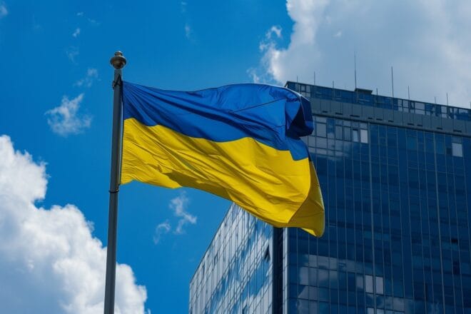Illustration. Drapeau ukrainien devant le siège de l'Otan.