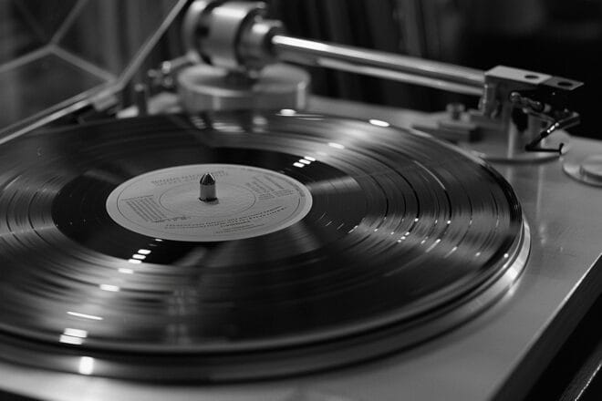 Illustration. Une platine vinyle.