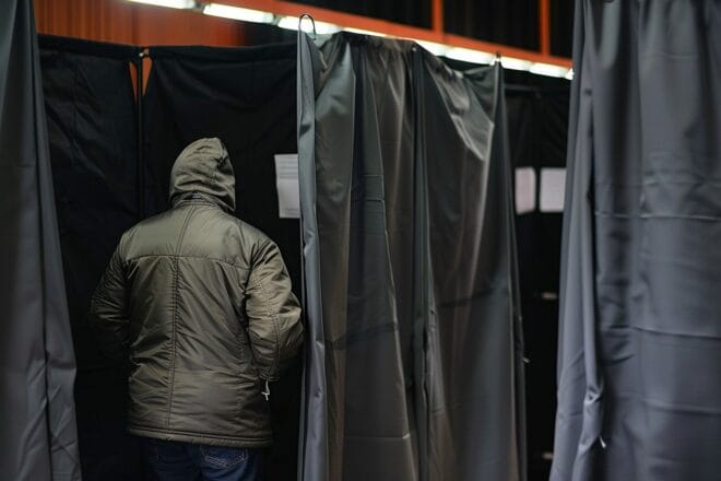 Illustration. Des isoloirs dans un bureau de vote.