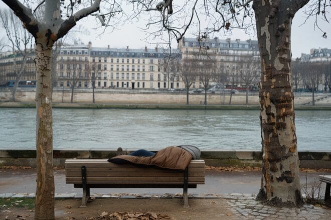 Illustration. Une personne sans domicile fixe à Paris.