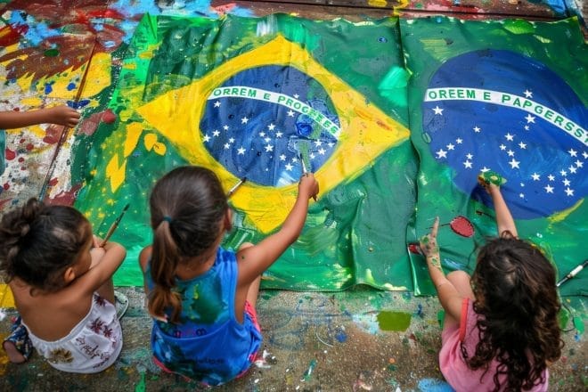 Illustration. Des enfants peignant un drapeau brésilien.