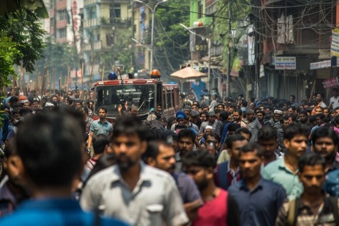 Illustration. Une rue de Dacca, au Bangladesh.