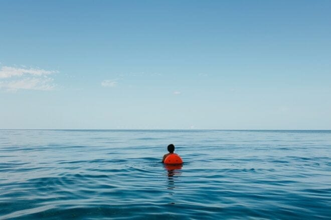 Illustration. Seul.e en mer.