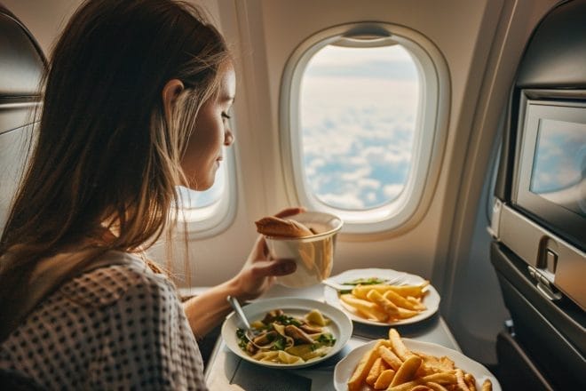 Illustration. Un repas servi à bord d'un avion.