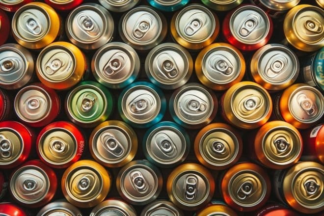 Illustration. Des canettes de soda.