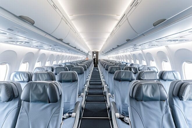 Illustration. Des rangées de sièges d'avion.