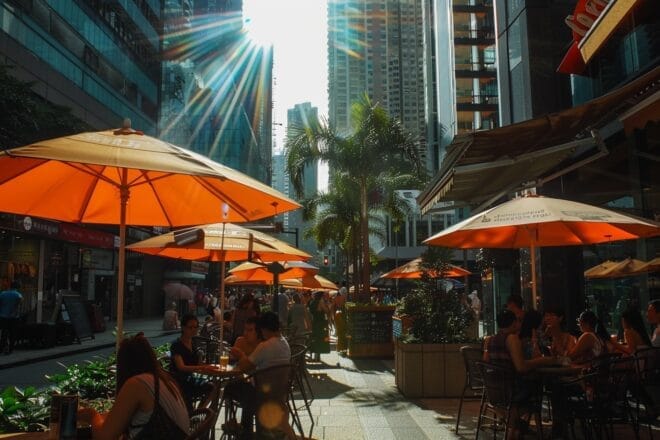 Illustration. Un paysage urbain brûlé par le soleil .