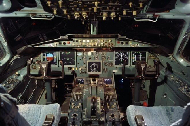 Illustration. Le cockpit d'un avion.