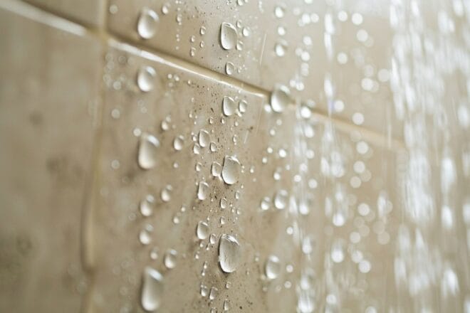 Image d'illustration. Les gouttelettes de la douche.