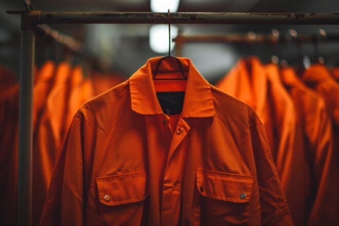 Illustration. Un uniforme orange semblable à celui d'un prisonnier de Guantanamo.