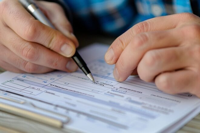 Image d'illustration. Un formulaire entrain d'être complété