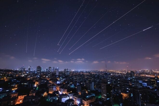 Image d'illustration. Missiles dans le ciel nocturne.