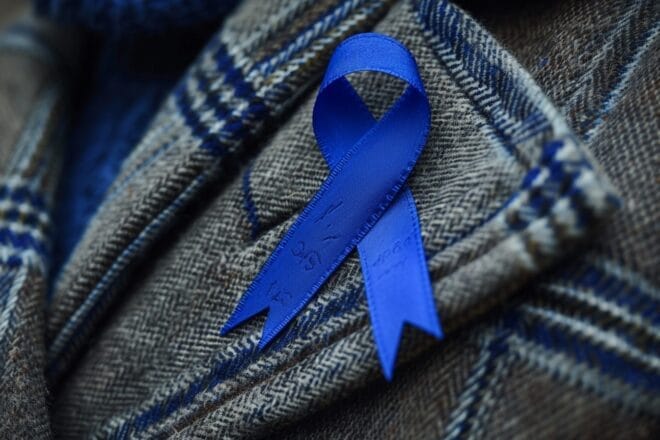 Image d'illustration. Ruban bleu, symbole de la lutte contre les cancers du colon et de la prostate.
