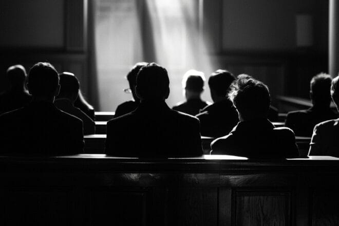 Image d'illustration. Silhouettes tribunal