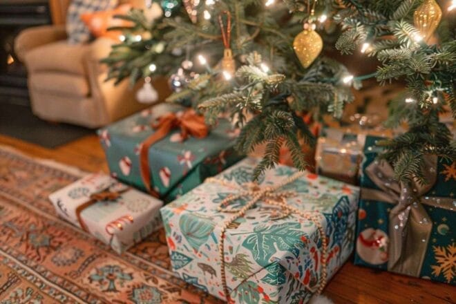 Image d'illustration. Cadeaux colorés sous le sapin de noël