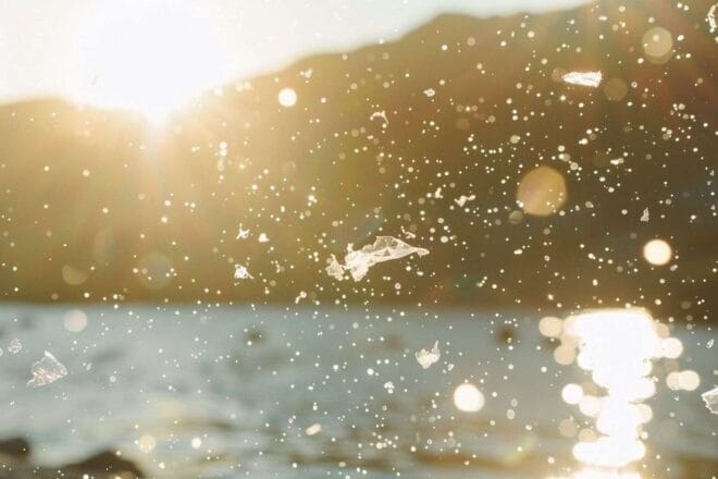 Image d'illustration. Gros plan de microplastiques aériens scintillants