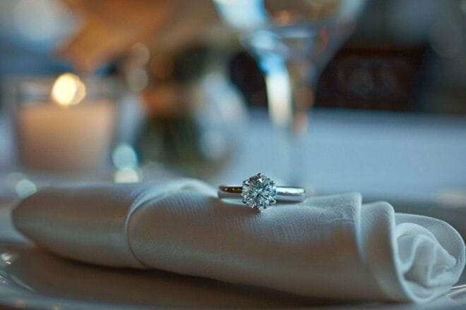 Image d'illustration. Gros plan d une bague scintillante