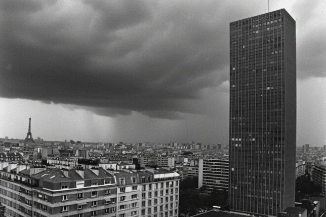 Image d'illustration. Ciel dramatique de Paris sous des nuages sombres