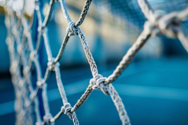 Image d'illustration. Détail du filet robuste d'une cage de handball