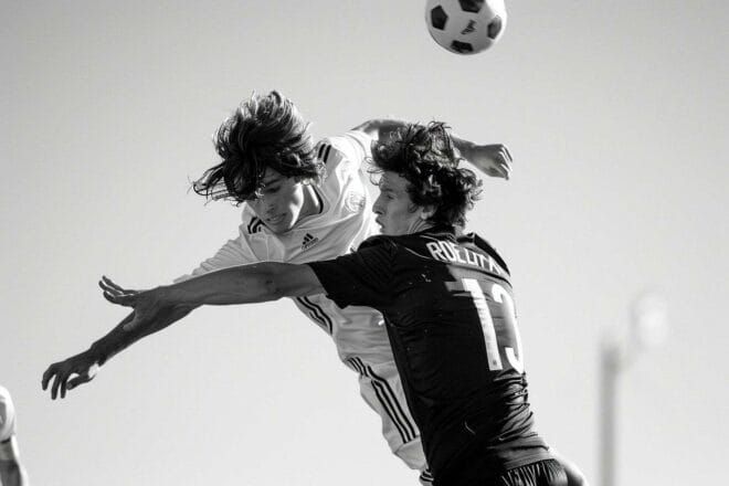 Image d'illustration. Deux joueurs de football se disputent un ballon.