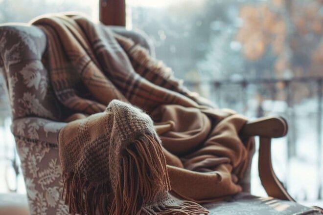Image d'illustration. Écharpe douce sur chaise pour contrer le froid