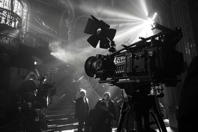 Image d'illustration. Gros plan d une installation de caméra professionnelle sur un plateau de tournage