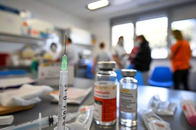 Gros plan d une seringue de vaccin contre la grippe prête pour administration