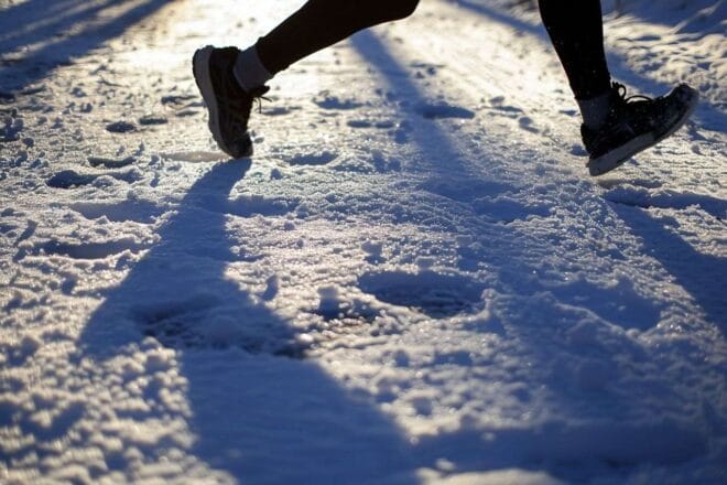 Image d'illustration. Ombre d'un coureur sur la neige.
