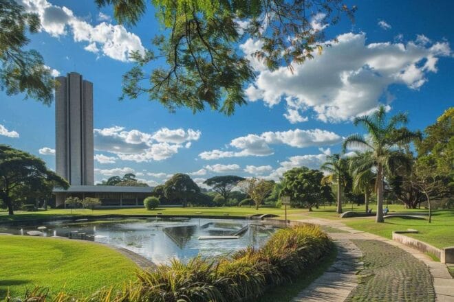Image d'illustration. Vue grand angle d un bâtiment célèbre entouré de verdure à Brasilia