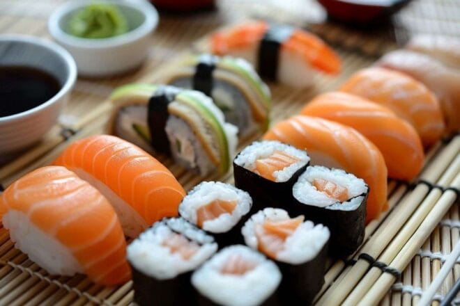 Image d'illustration. Assortiment de sushi et maki sur tapis en bambou