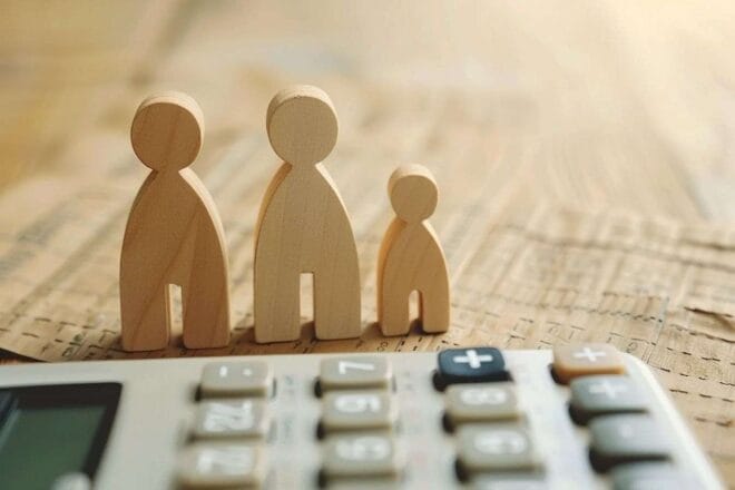 Image d'illustration. Gros plan d une calculatrice montrant les seuils de revenus pour les prestations familiales