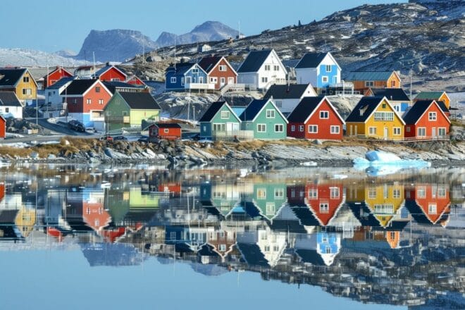 Image d'illustration. Maisons colorées le long de la côte du Groenland