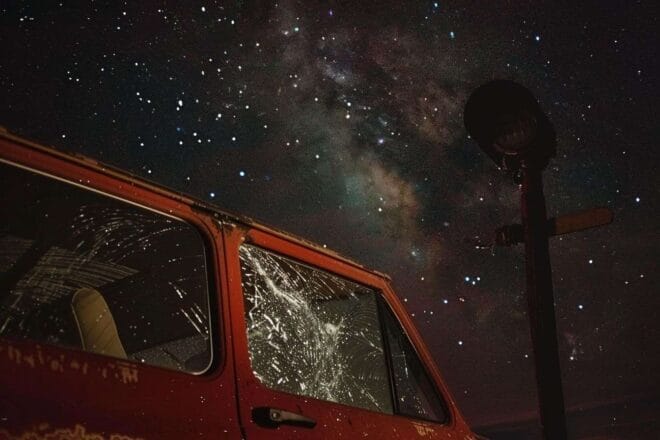 Image d'illustration.Voiture à la vitre brisée.